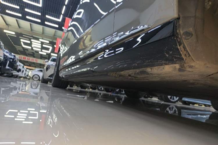 Used Mercedes-Benz EQE 2022 350 Luxury Edition Right Side Sill