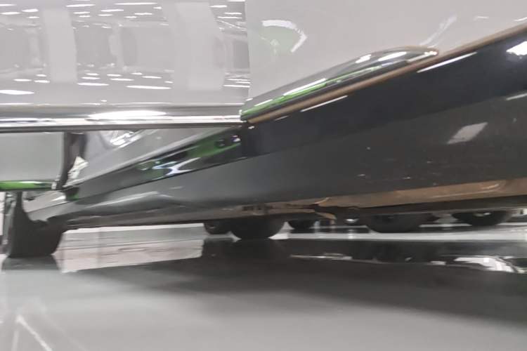 Used Mercedes-Benz EQE 2022 350 Luxury Edition Right Side Sill
