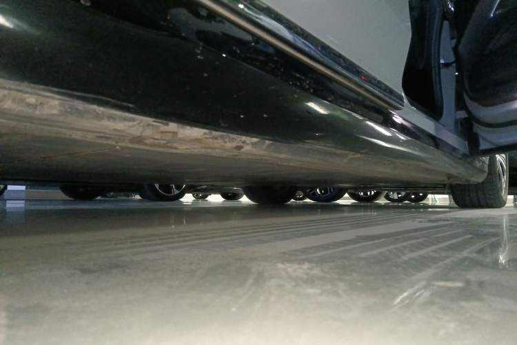 Used Mercedes-Benz EQE 2022 350 Luxury Edition Right Side Sill