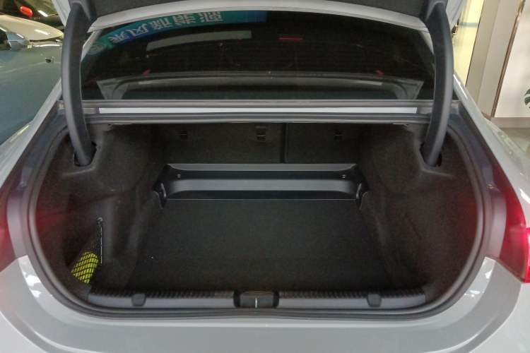 Used Mercedes-Benz EQE 2022 350 Luxury Edition Trunk