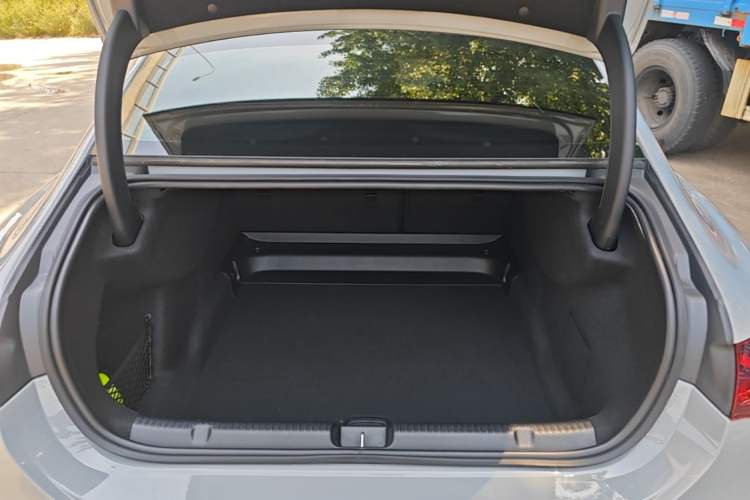 Used Mercedes-Benz EQE 2022 350 Luxury Edition Trunk