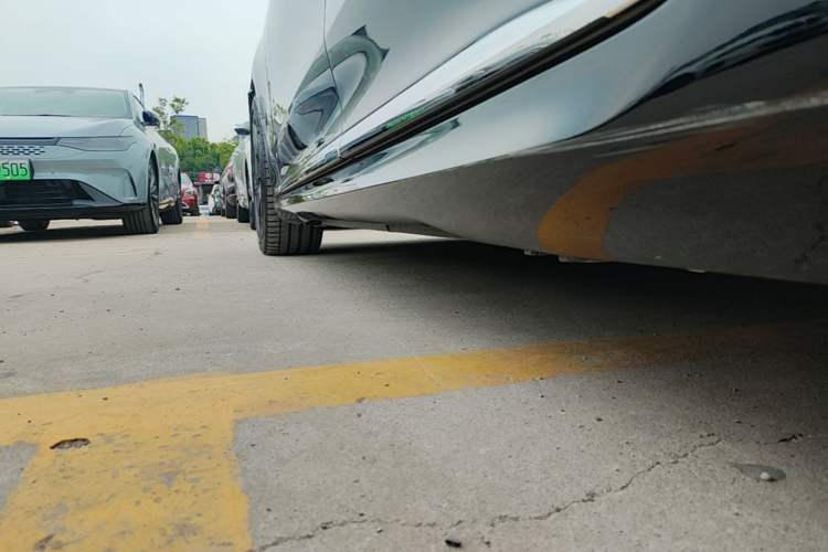 Used Mercedes-Benz EQE 2022 350 First Edition Special Version Left Side Sill