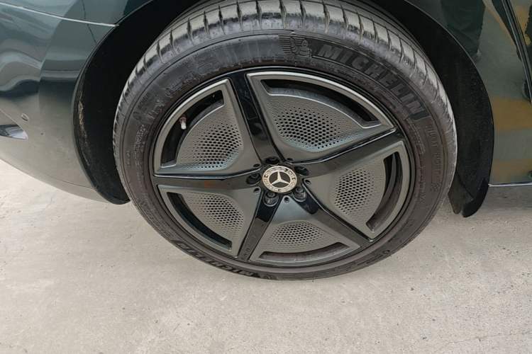 Used Mercedes-Benz EQE 2022 350 First Edition Special Version Right Rear Wheel Hub