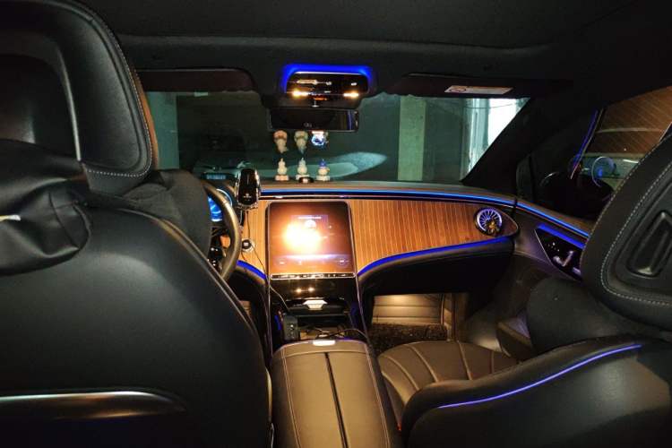 Used Mercedes-Benz EQE 2022 350 Luxury Edition Headliner