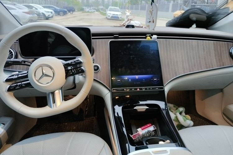 Used Mercedes-Benz EQE 2022 350 Luxury Edition Center Console
