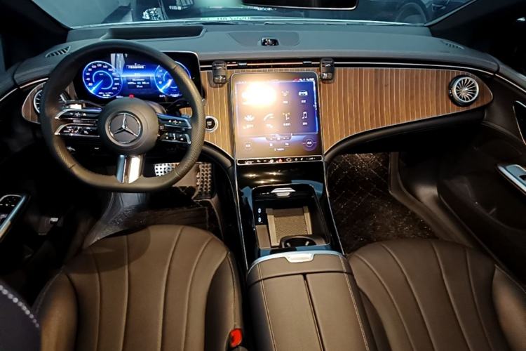 Used Mercedes-Benz EQE 2022 350 Luxury Edition Center Console