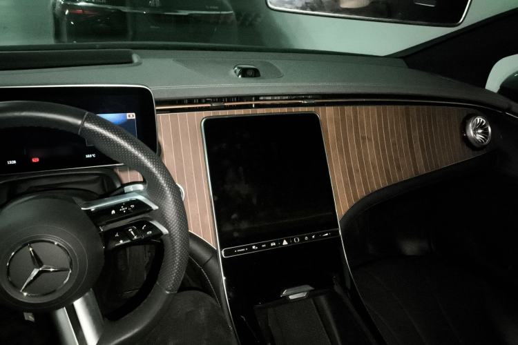 Used Mercedes-Benz EQE 2022 350 Luxury Edition Center Console