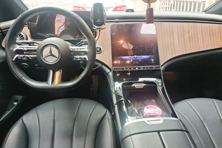 Used Mercedes-Benz EQE 2022 350 Luxury Edition Center Console