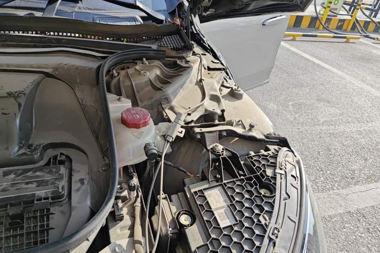 Used Mercedes-Benz EQE 2022 350 Luxury Edition Engine Bay Left