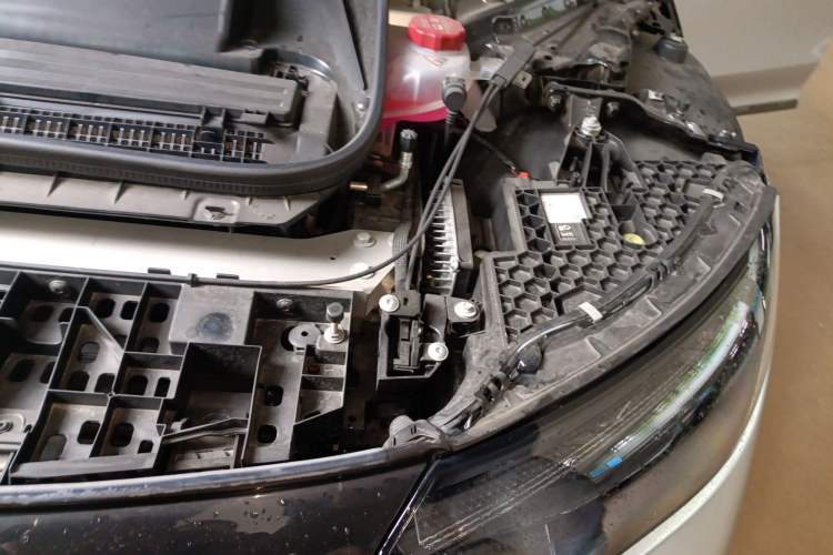 Used Mercedes-Benz EQE 2022 350 First Edition Special Version Engine Bay Left