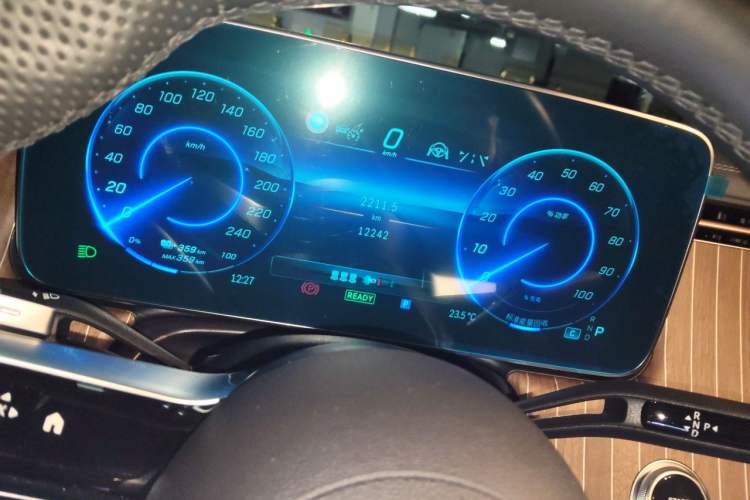 Used Mercedes-Benz EQE 2022 350 Luxury Edition Odometer Close Up