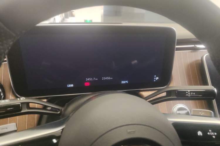 Used Mercedes-Benz EQE 2022 350 Luxury Edition Odometer Close Up