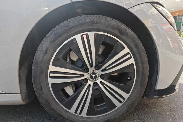 Used Mercedes-Benz EQE 2022 350 Luxury Edition Right Front Wheel Hub
