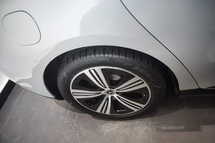 Used Mercedes-Benz EQE 2022 350 Luxury Edition Right Rear Wheel Hub