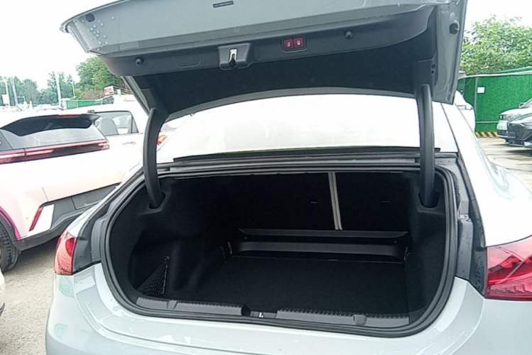 Used Mercedes-Benz EQE 2022 350 Luxury Edition Trunk
