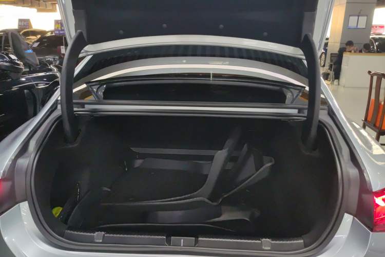 Used Mercedes-Benz EQE 2022 350 Luxury Edition Trunk