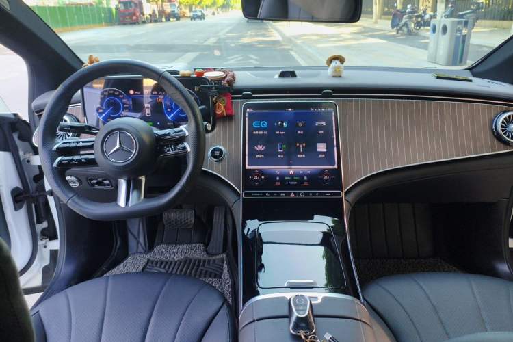 Used Mercedes-Benz EQE 2022 350 Luxury Edition Center Console