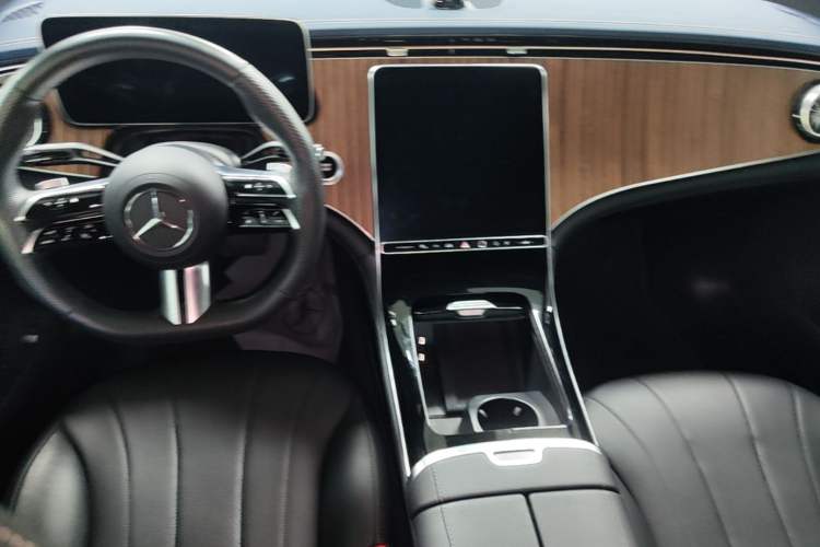 Used Mercedes-Benz EQE 2022 350 Luxury Edition Center Console
