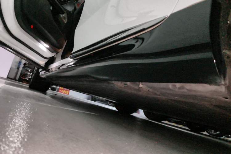 Used Mercedes-Benz EQE 2022 350 Luxury Edition Left Side Sill