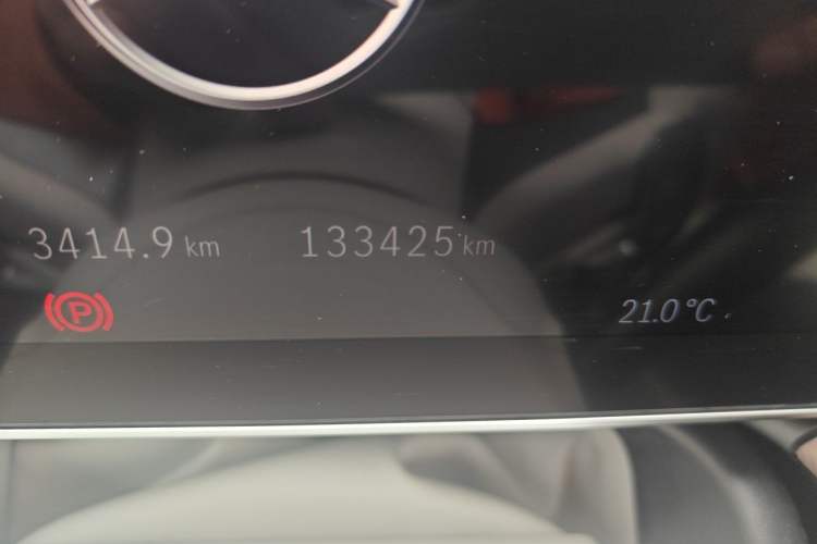 Used Mercedes-Benz EQE 2022 350 Luxury Edition Odometer Close Up