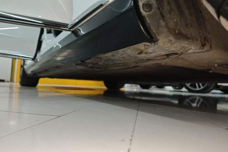 Used Mercedes-Benz EQE 2022 350 Luxury Edition Right Side Sill