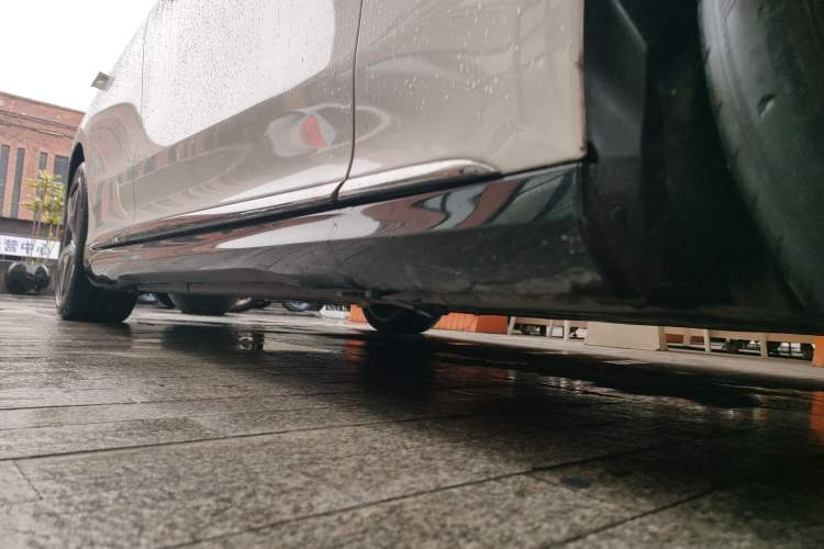 Used Mercedes-Benz EQE 2022 350 First Edition Special Version Right Side Sill