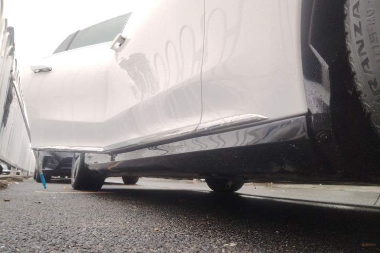 Used Mercedes-Benz EQE 2022 350 Luxury Edition Right Side Sill