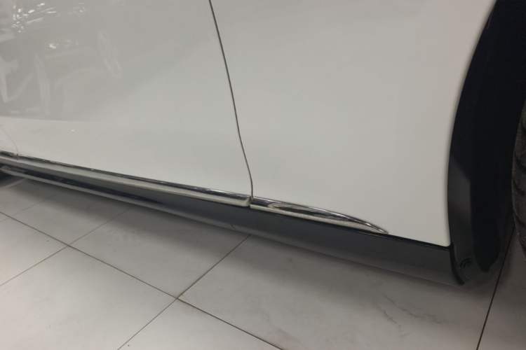 Used Mercedes-Benz EQE 2022 350 Pioneer Edition Right Side Sill