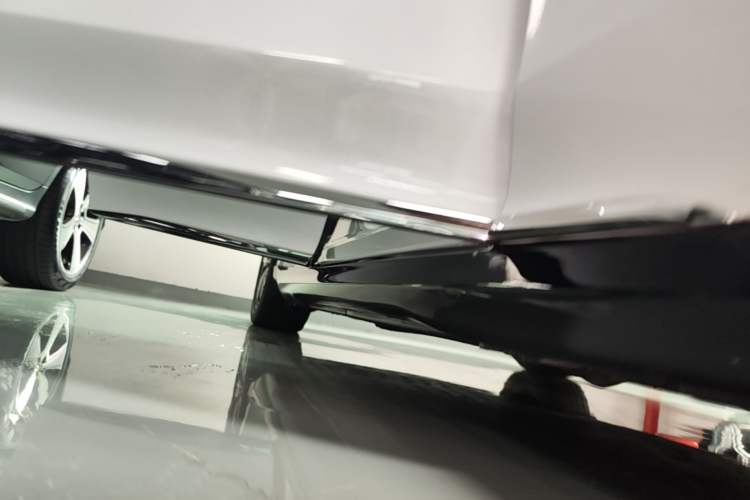 Used Mercedes-Benz EQE 2022 350 Luxury Edition Right Side Sill