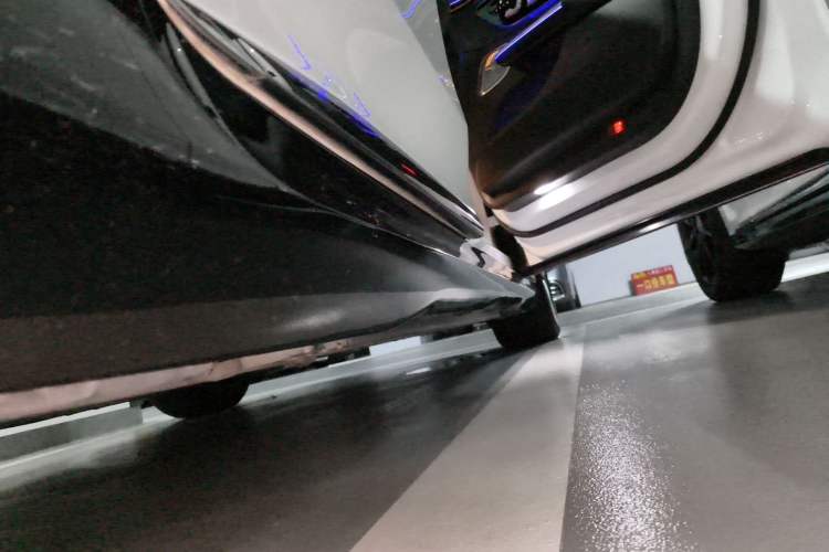 Used Mercedes-Benz EQE 2022 350 Luxury Edition Right Side Sill