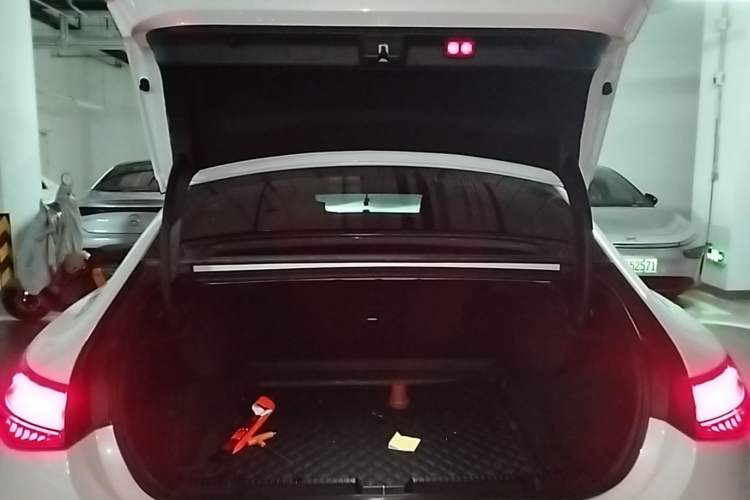 Used Mercedes-Benz EQE 2022 350 Luxury Edition Trunk