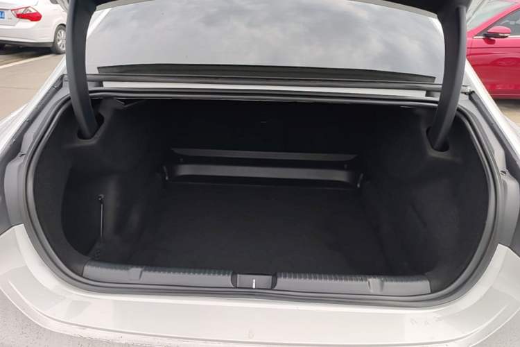 Used Mercedes-Benz EQE 2022 350 Luxury Edition Trunk