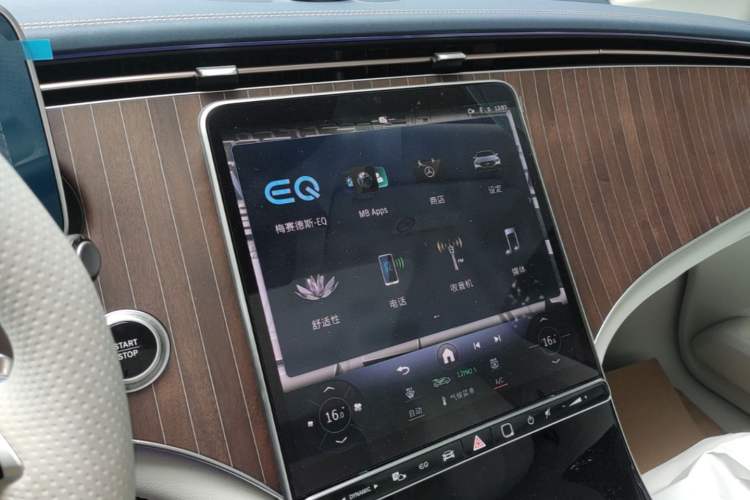 Used Mercedes-Benz EQE 2025 500 4MATIC Pioneer Edition Audio And AC Panel