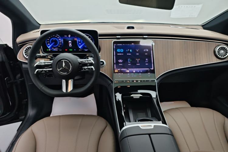 Used Mercedes-Benz EQE 2025 500 4MATIC Pioneer Edition Center Console