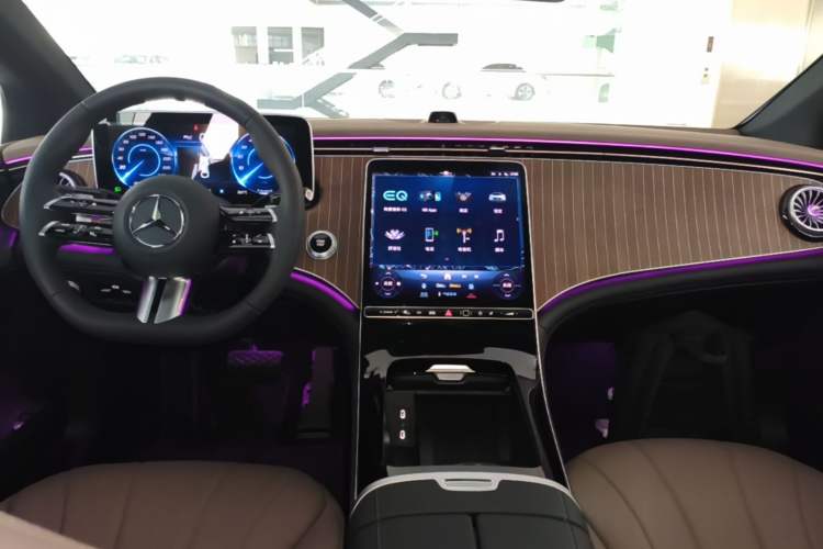 Used Mercedes-Benz EQE 2025 500 4MATIC Pioneer Edition Center Console