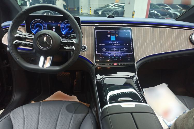 Used Mercedes-Benz EQE 2025 500 4MATIC Pioneer Edition Center Console