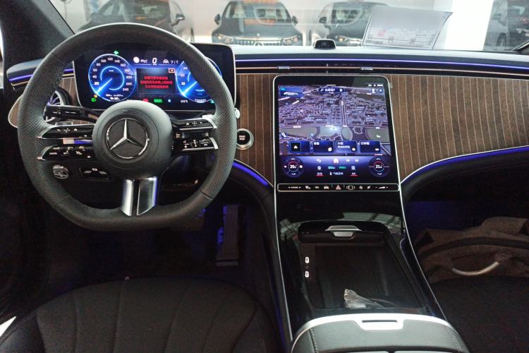 Used Mercedes-Benz EQE 2025 500 4MATIC Luxury Edition Center Console