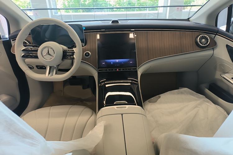 Used Mercedes-Benz EQE 2025 500 4MATIC Pioneer Edition Center Console