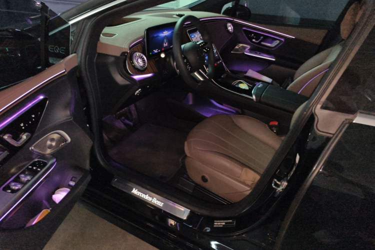 Used Mercedes-Benz EQE 2025 500 4MATIC Luxury Edition Driver Seat