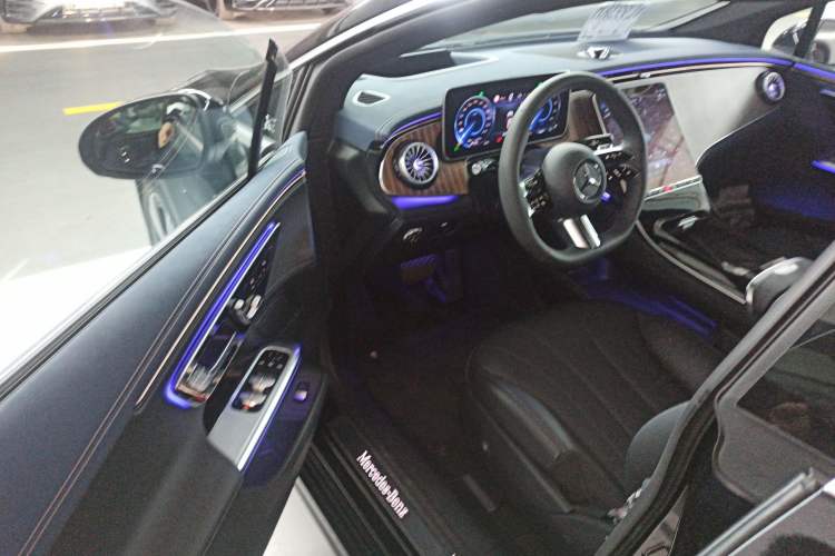 Used Mercedes-Benz EQE 2025 500 4MATIC Luxury Edition Driver Seat