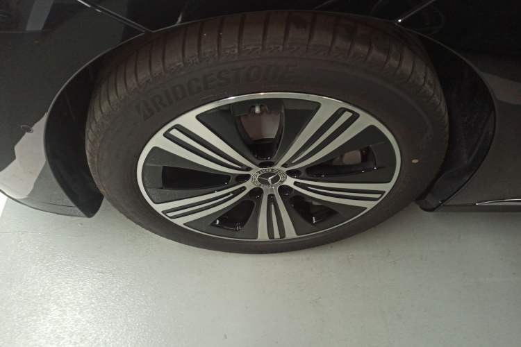 Used Mercedes-Benz EQE 2025 500 4MATIC Luxury Edition Exterior 4