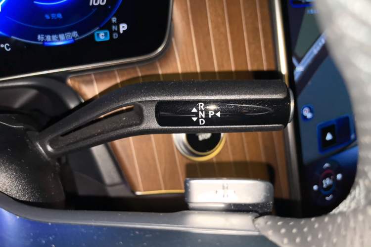 Used Mercedes-Benz EQE 2025 500 4MATIC Pioneer Edition Gear Lever