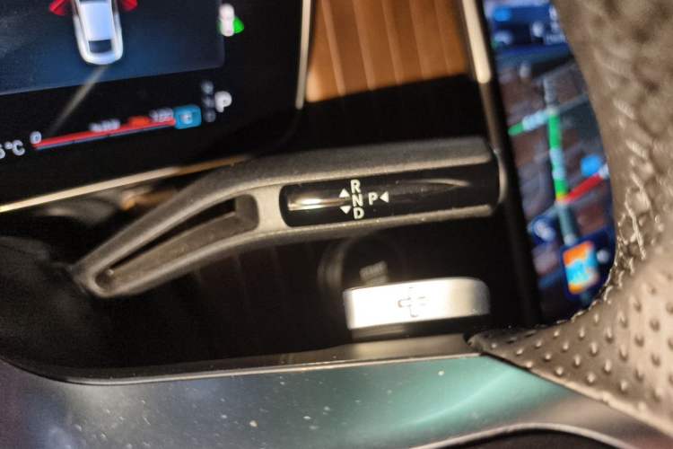 Used Mercedes-Benz EQE 2025 500 4MATIC Luxury Edition Gear Lever