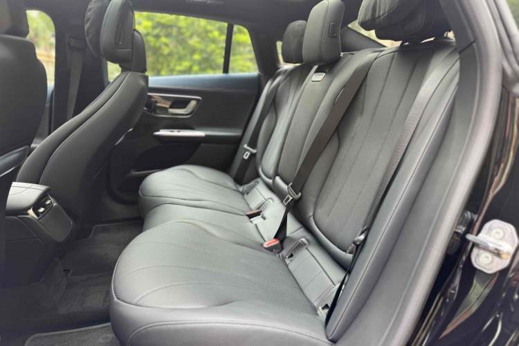 Used Mercedes-Benz EQE 2025 500 4MATIC Luxury Edition Interior 1