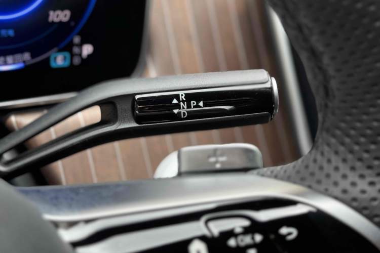 Used Mercedes-Benz EQE 2025 500 4MATIC Luxury Edition Interior 10