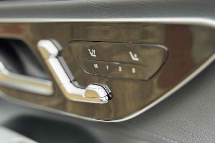 Used Mercedes-Benz EQE 2025 500 4MATIC Luxury Edition Interior 12