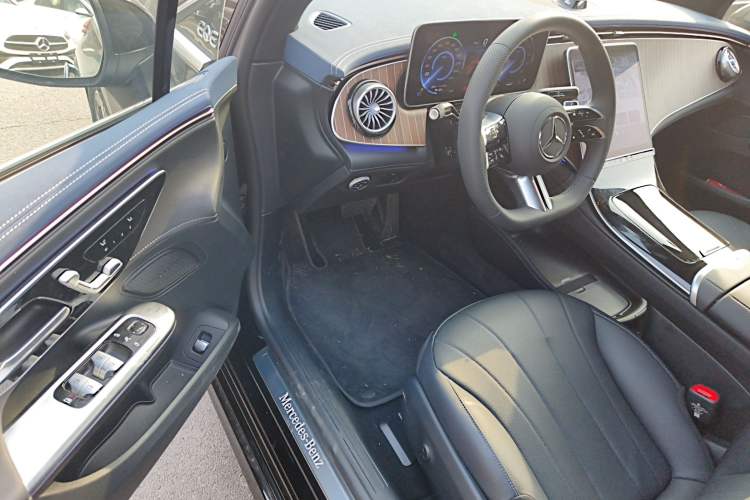 Used Mercedes-Benz EQE 2025 500 4MATIC Pioneer Edition Interior 3