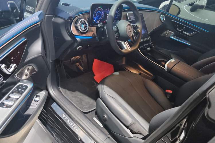 Used Mercedes-Benz EQE 2025 500 4MATIC Pioneer Edition Interior 3