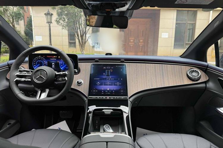 Used Mercedes-Benz EQE 2025 500 4MATIC Luxury Edition Interior 3