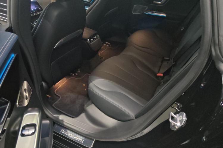 Used Mercedes-Benz EQE 2025 500 4MATIC Pioneer Edition Interior 4